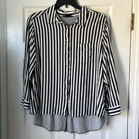 1x Jane Delancey black and white stripe button up shirt. - Picture 3 of 4